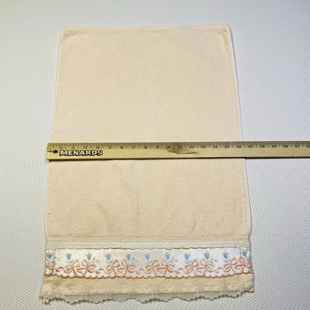 Vintage R.A. Briggs Decorative Bathroom Towel Peach Pink Embroidered Bows Lace‎